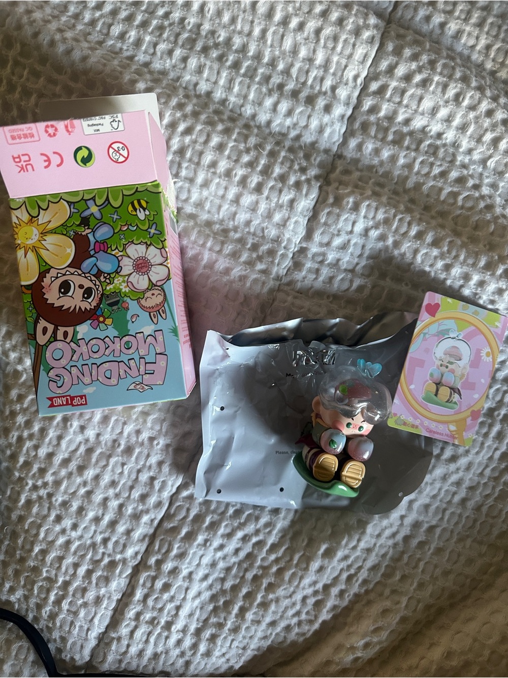 Finding Momoko Collectible Figure with Character Card *Careless Hunter*
